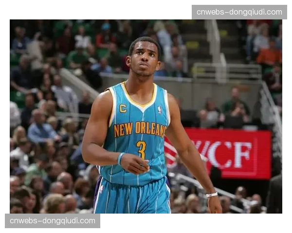 特写：克里斯·保罗在黄蜂（现鹈鹕）主场领取纪念视频，眼含热泪