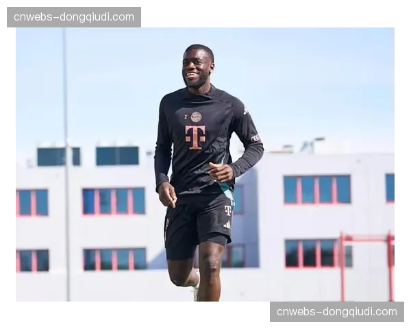 官方：拜仁慕尼黑主帅确认，于帕梅卡诺将因腿筋伤势缺阵三周