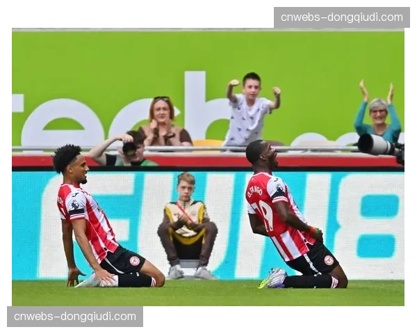 布伦特福德球员抗议进球被吹,VAR复核后维持越位判罚 布伦特福德球员抗议进球被吹,VAR复核后维持越位判罚