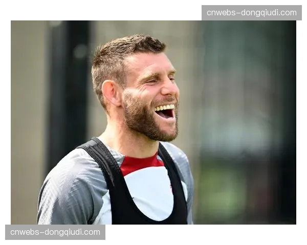 37岁老将米尔纳达成英超632次出场,赛后接受全场掌声致敬 37岁老将米尔纳达成英超632次出场,赛后接受全场掌声致敬