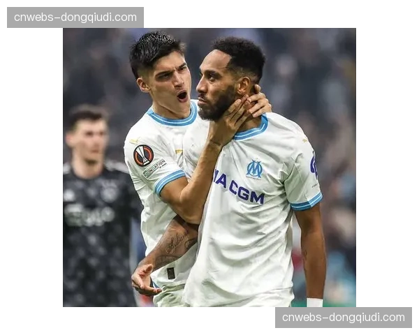 瞬间聚焦:马赛前锋奥巴梅扬在完成一次长途奔袭转换进球后抽筋倒地